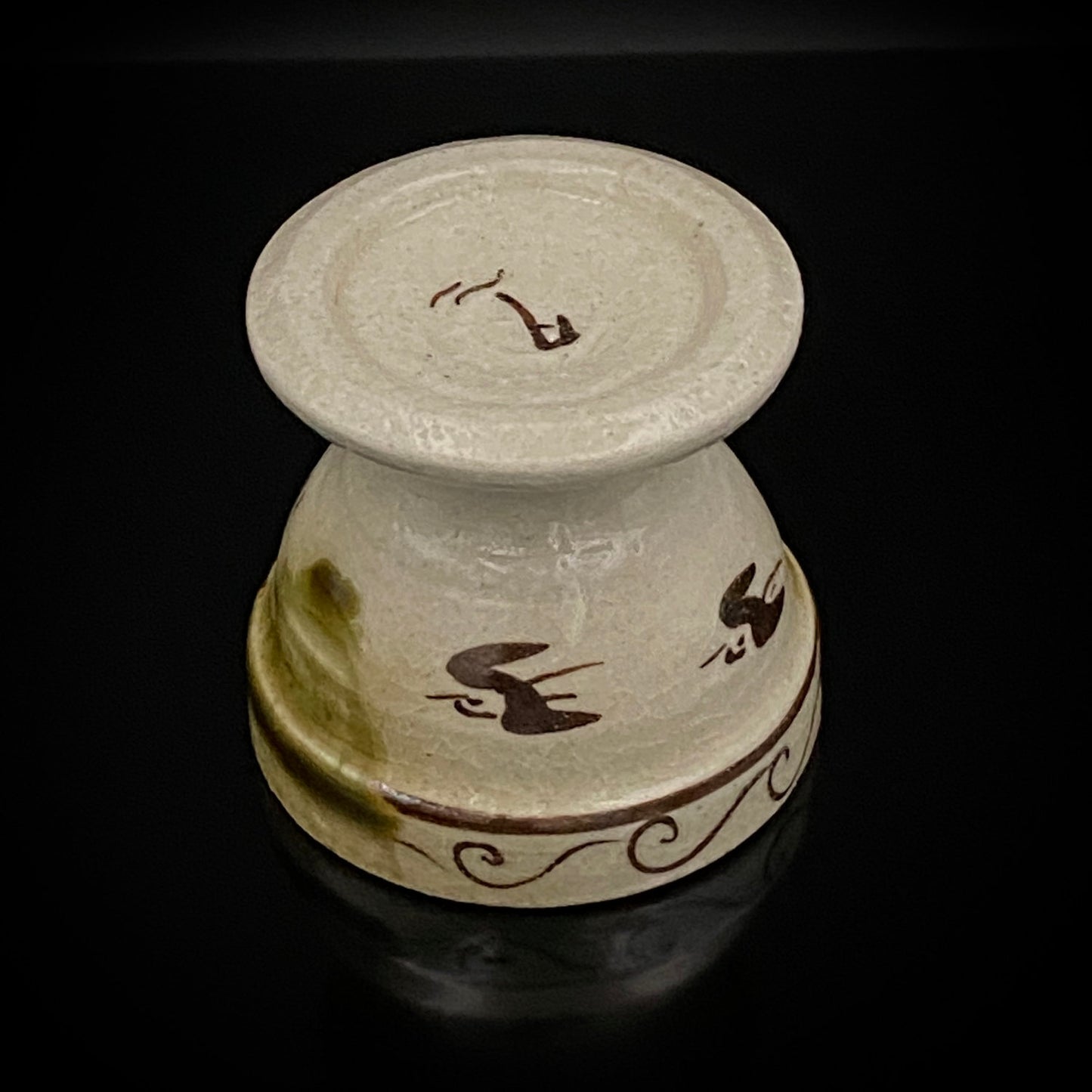 Restorer of the Legendary Meiji-Era Nishiura Ware: 5th-Generation Hiramasa Kiln Master Noritoshi Takagi, Oribe Iron-Painted Wave and Bird Motif Sake Vessel #287