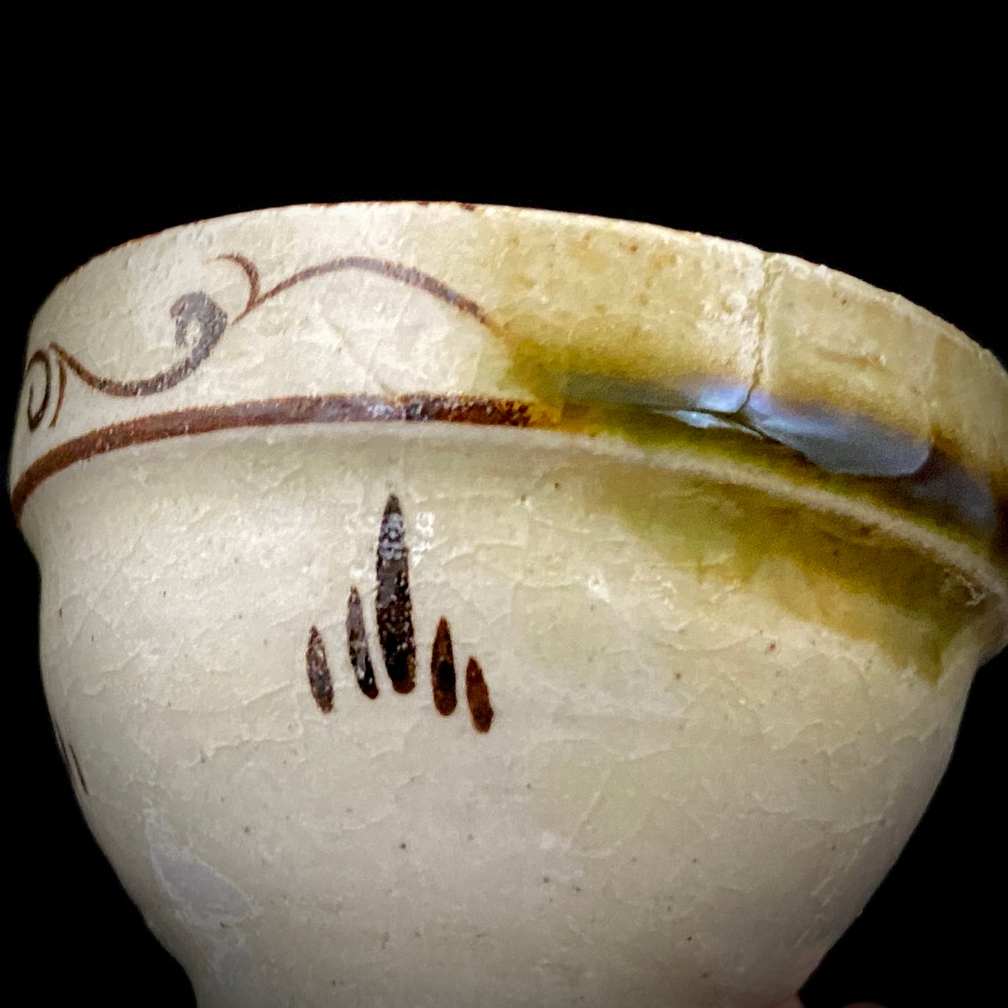 Restorer of the Legendary Meiji-Era Nishiura Ware: 5th-Generation Hiramasa Kiln Master Noritoshi Takagi, Oribe Iron-Painted Wave and Bird Motif Sake Vessel #287