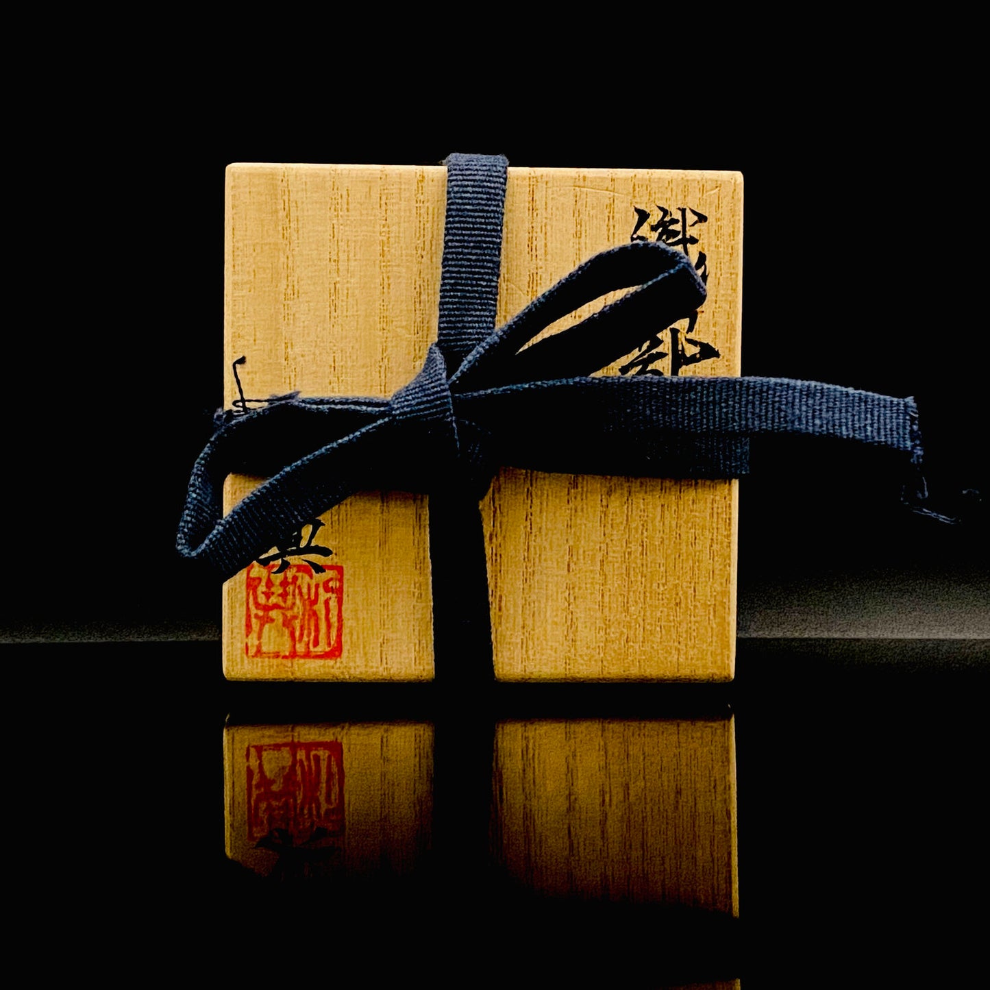 Restorer of the Legendary Meiji-Era Nishiura Ware: 5th-Generation Hiramasa Kiln Master Noritoshi Takagi, Oribe Iron-Painted Wave and Bird Motif Sake Vessel #287