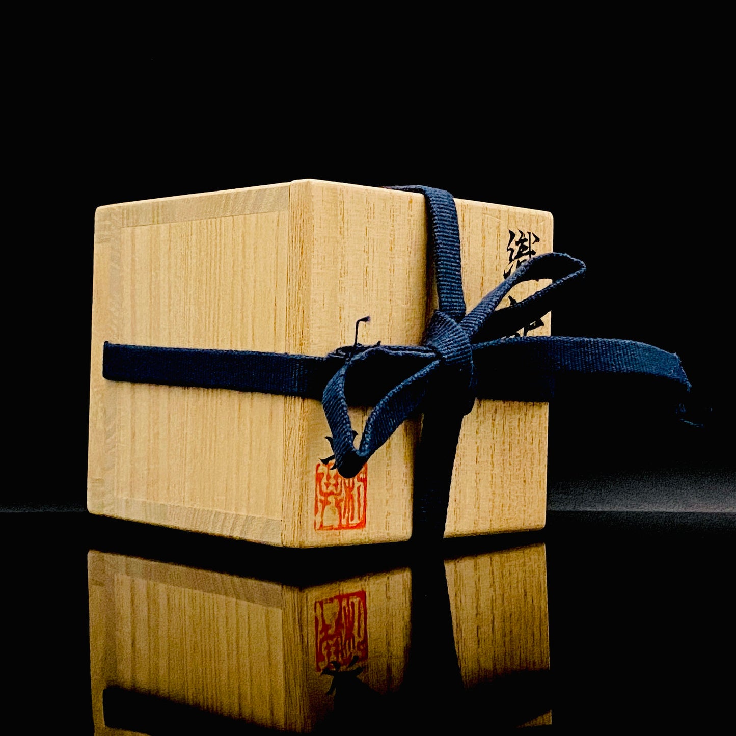 Restorer of the Legendary Meiji-Era Nishiura Ware: 5th-Generation Hiramasa Kiln Master Noritoshi Takagi, Oribe Iron-Painted Wave and Bird Motif Sake Vessel #287